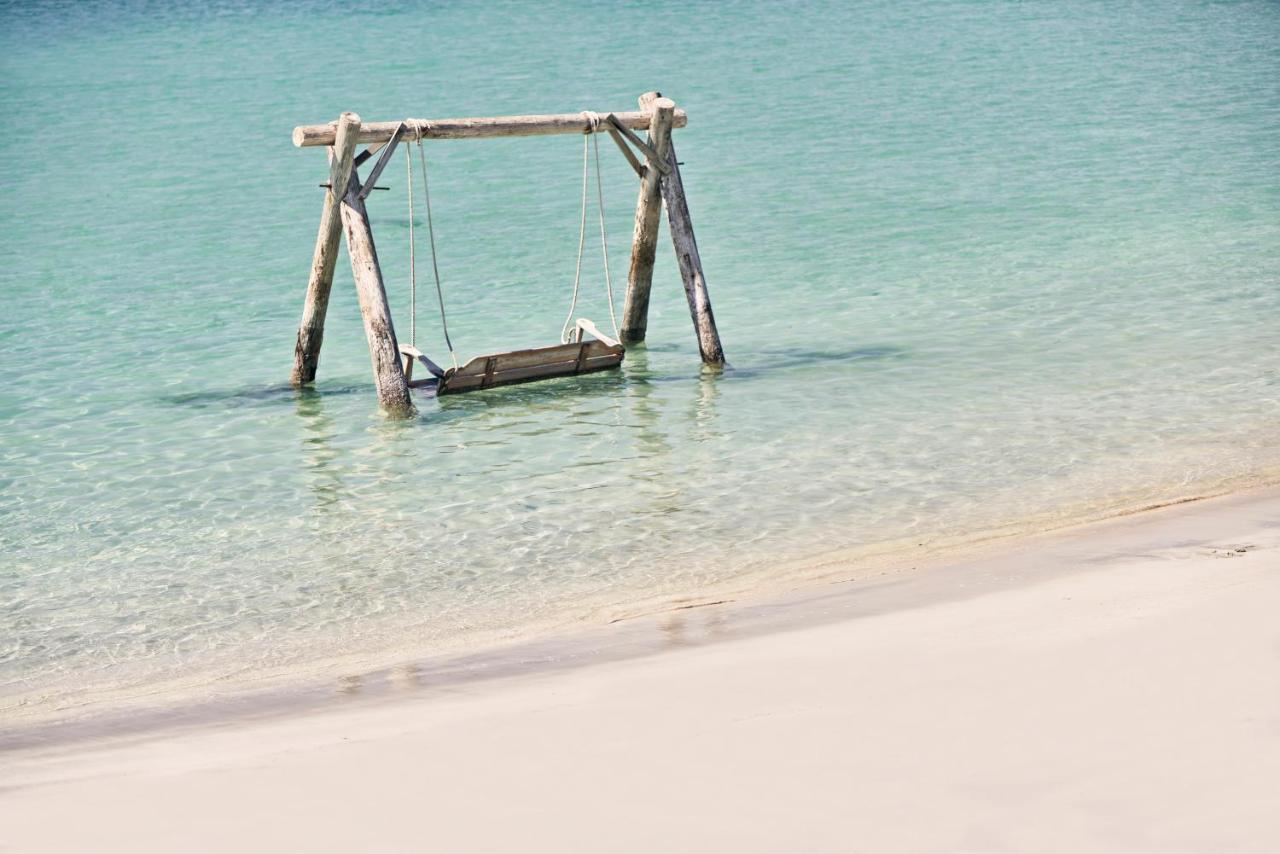 Fanar Hotel & Residences Салала Экстерьер фото Swing at the beach